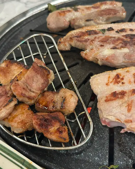 불판 위에서 맛있게 익어가는 고기
