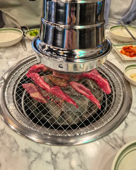 다양한 곁들임 메뉴와 소스