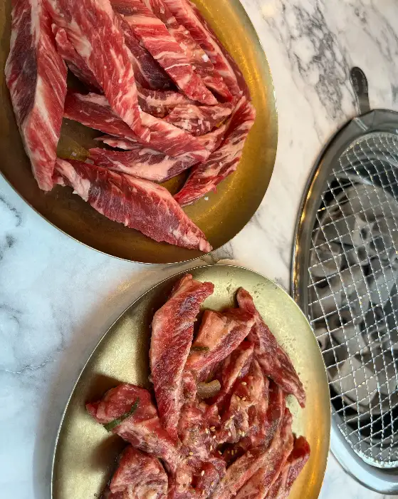 푸짐하게 담긴 고기 한 접시