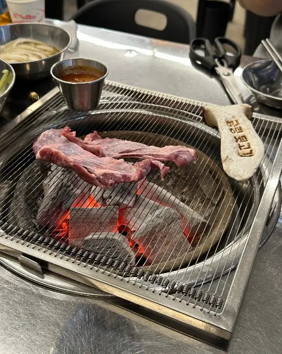 불판 위에서 구워지는 꼬들살