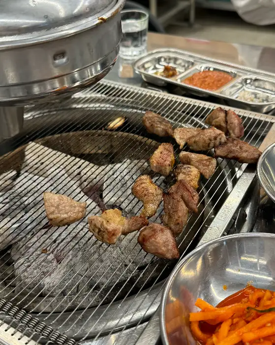 불판 위에서 구워지는 다양한 고기 부위