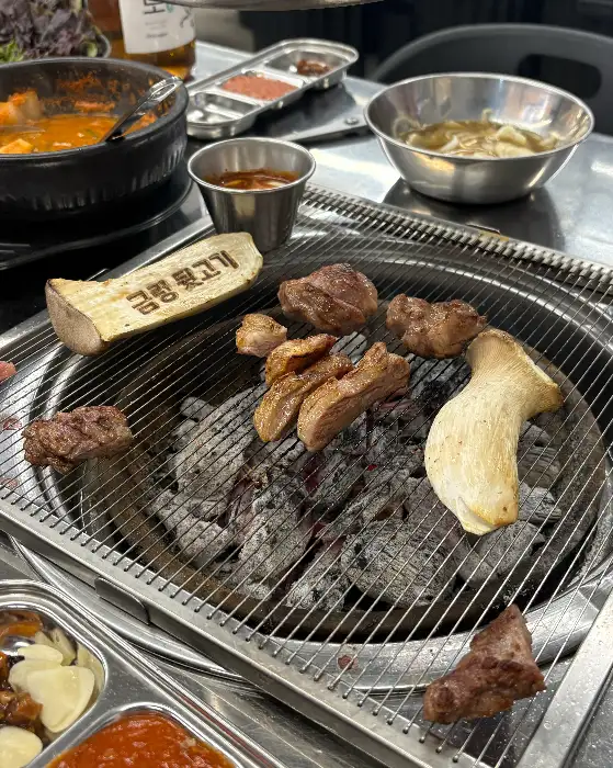 불판 위에서 맛있게 익어가는 다양한 고기들