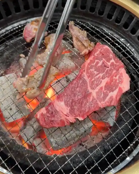 숯불 위에서 맛있게 구워지는 소고기