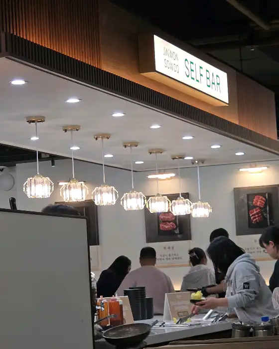 진원소우 셀프바의 모습, 사람들이 음식을 가져가는 중