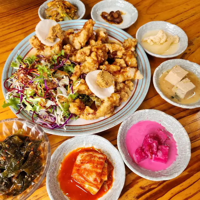 다양한 반찬과 치킨 메뉴