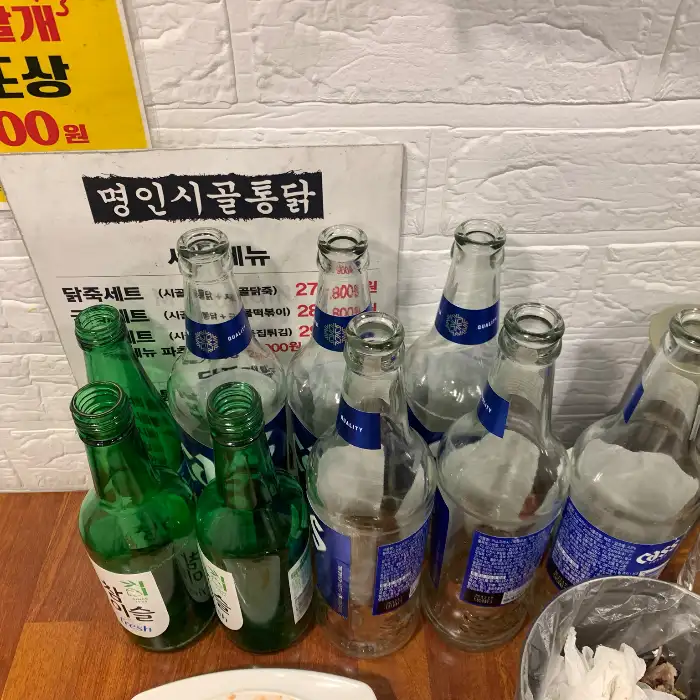 빈 병들이 놓여있는 테이블 모습