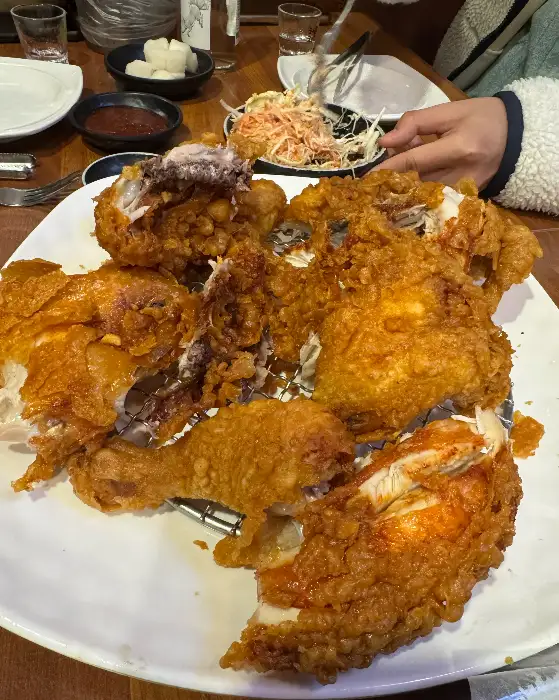 접시에 푸짐하게 담긴 옛날 통닭