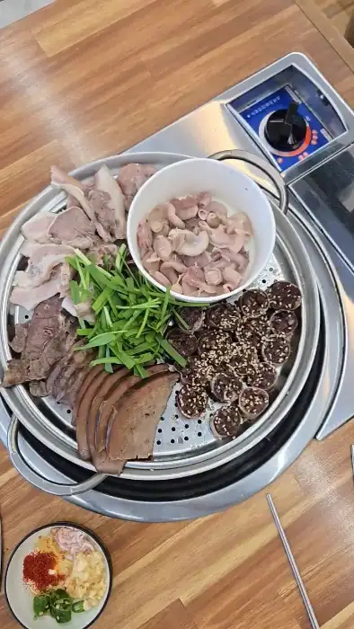 다양한 순대 메뉴와 고기, 내장이 담긴 모듬 메뉴