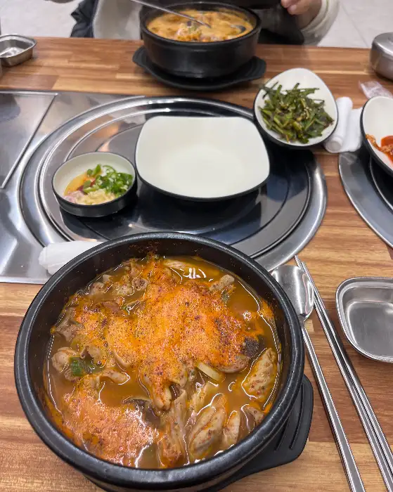 정갈하게 차려진 밑반찬과 국밥