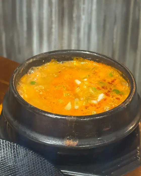 뚝배기에 먹음직스럽게 담겨 나온 청국장