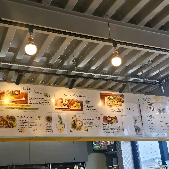 카페 내부 메뉴판