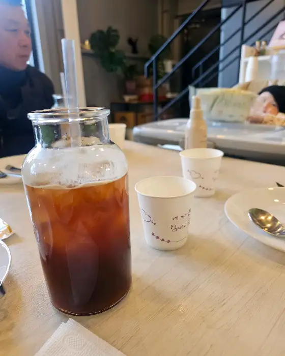 브런치에 곁들여진 빵