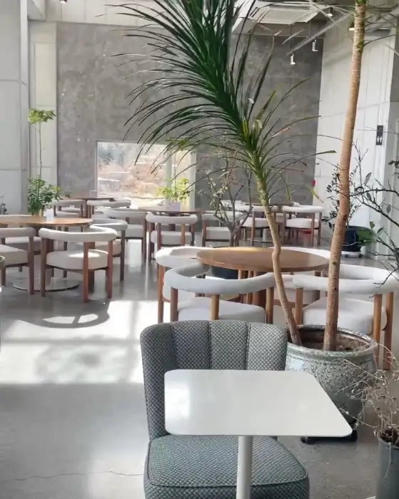 카페 내부 인테리어와 테이블