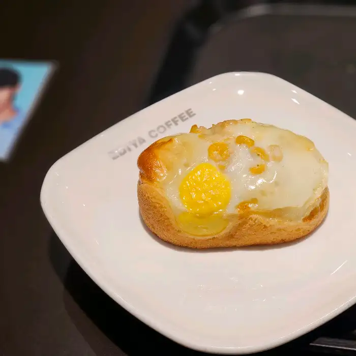 작은 접시에 담긴 에그 베이컨 빵