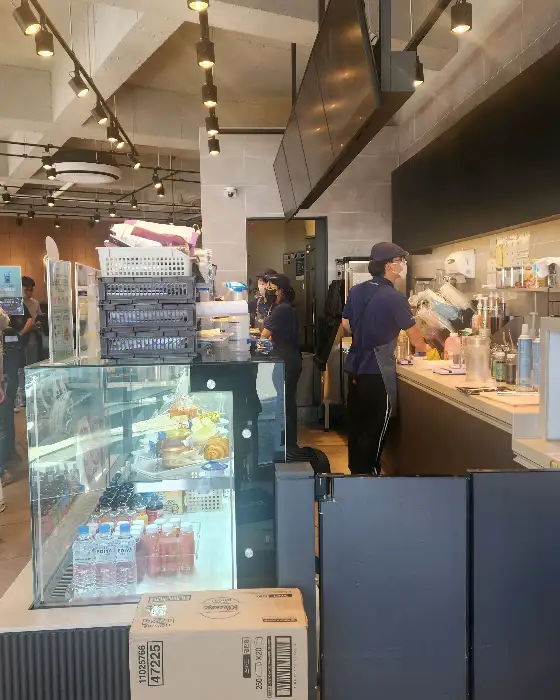 매장 카운터와 직원들 모습