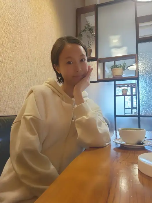 편안한 옷차림으로 앉아 있는 여성