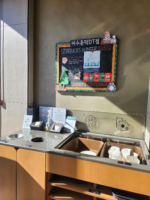 매장 내 메뉴판과 겨울 시즌 장식