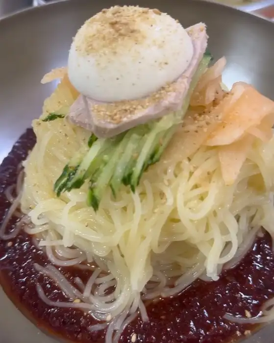 먹음직스러운 비빔밀면