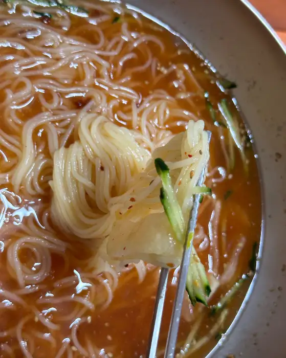 포크로 집어 올린 밀면 면발