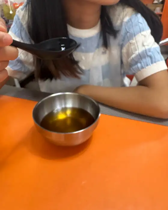작은 놋그릇에 담긴 온육수