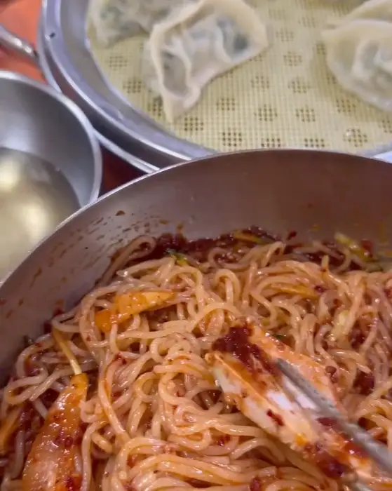 김이 나는 물밀면과 옆에 놓인 만두