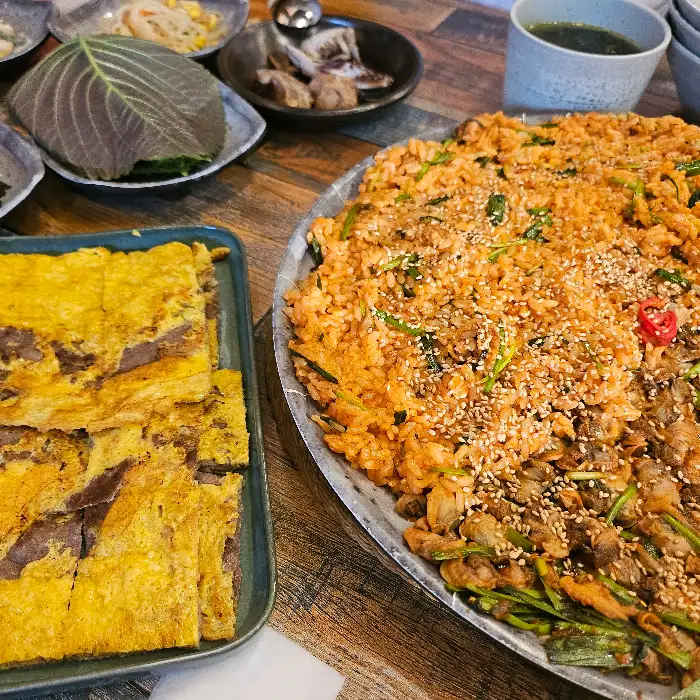 푸짐하게 차려진 꼬막육전대판 상차림