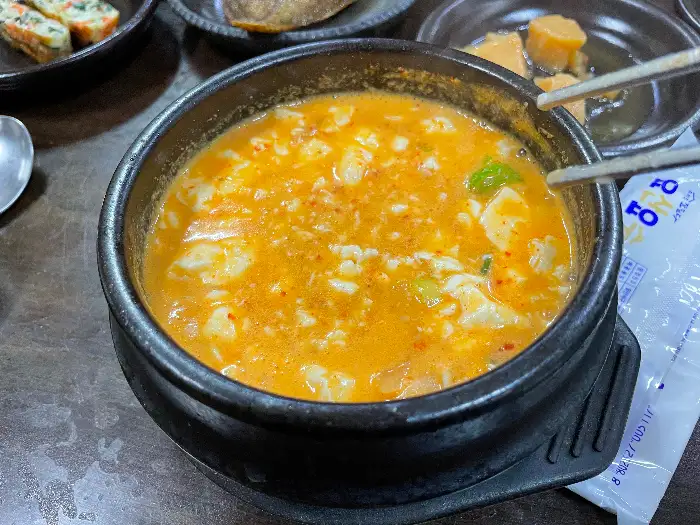 따뜻하고 깊은 맛의 미역국