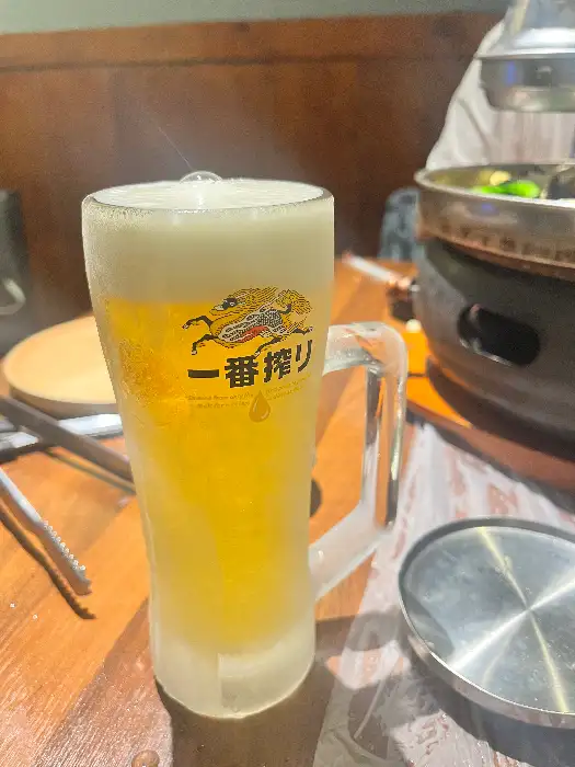 잔에 따라진 시원한 맥주. 맥주 거품이 풍성하게 올라와 있습니다.