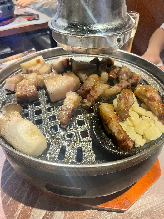 달궈진 불판 위에 올려진 삼겹살과 목살. 노릇하게 익어가고 있습니다.