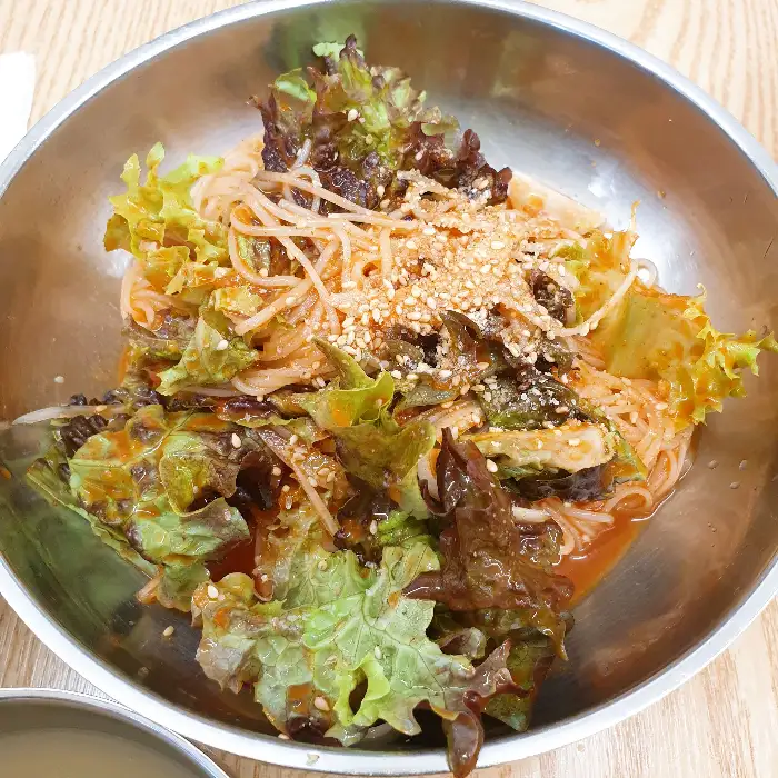 신선한 채소와 면이 어우러진 콩국수