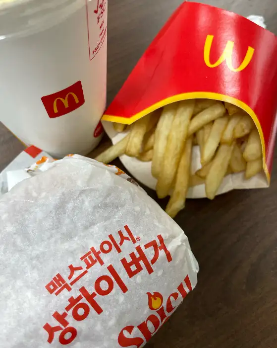 햄버거, 감자튀김, 음료가 담긴 트레이 모습