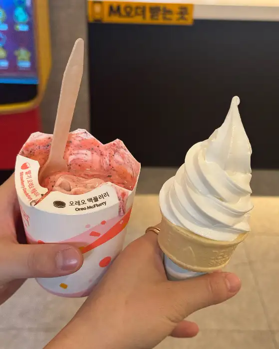 딸기 오레오 맥플러리와 아이스크림 콘