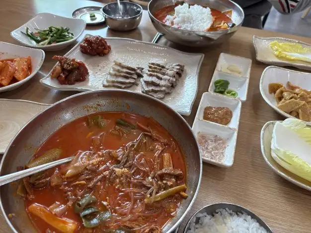 정갈하게 차려진 육개장과 보쌈 한 상