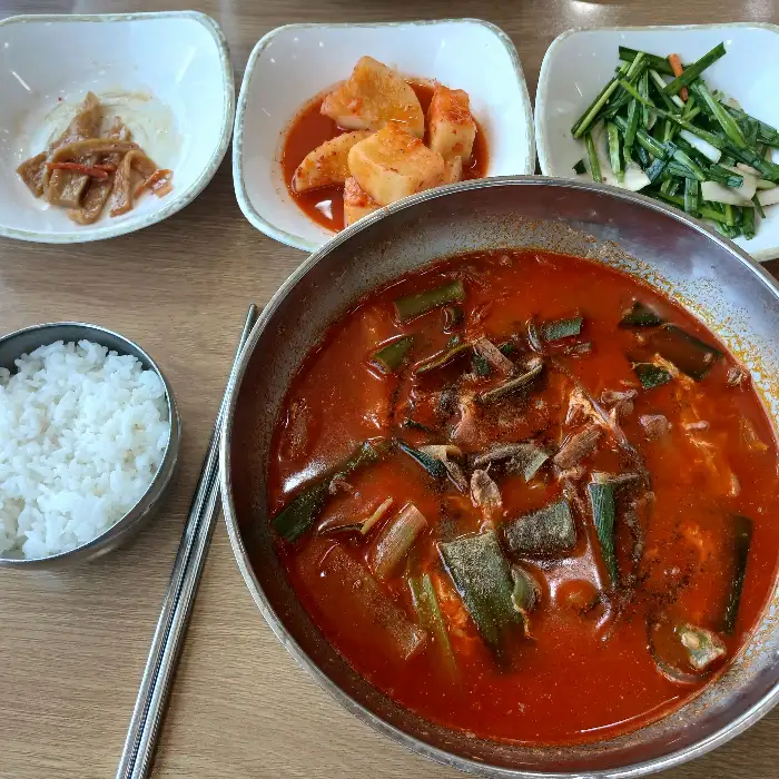 푸짐한 건더기가 가득한 육개장