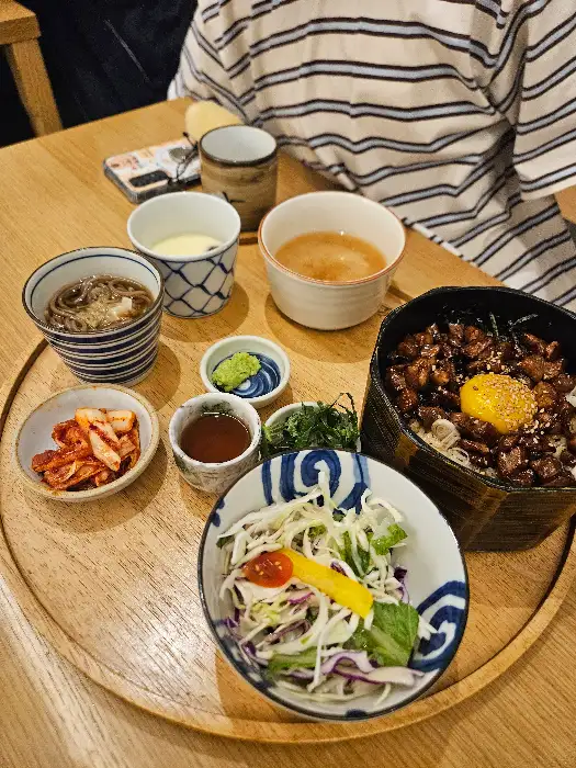 장어덮밥과 함께 나온 샐러드, 김가루, 파, 와사비, 그리고 육수가 담긴 모습.