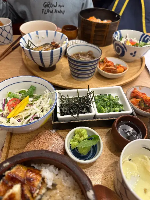 부드러운 질감의 계란찜과 신선한 샐러드가 정갈하게 담겨 나온 모습.