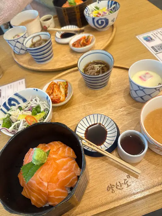 한상 가득 차려진 일본식 정찬의 모습. 덮밥, 샐러드, 계란찜, 국 등이 보인다.