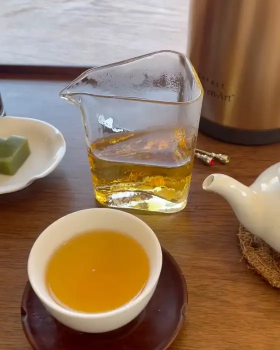 차와 다과가 정갈하게 차려진 모습