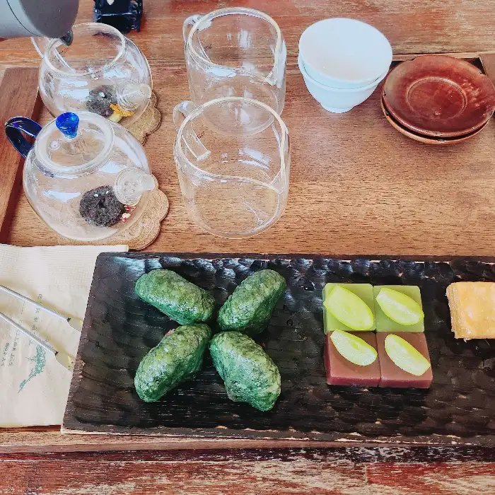 다양한 색감의 전통 디저트와 차 관련 용품