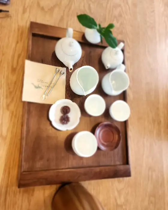 다양한 찻잔과 찻주전자, 그리고 작은 접시에 담긴 양갱