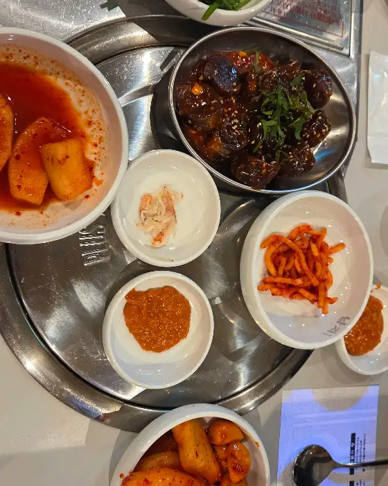 푸짐하게 차려진 남지 종각점의 순대국과 각종 반찬