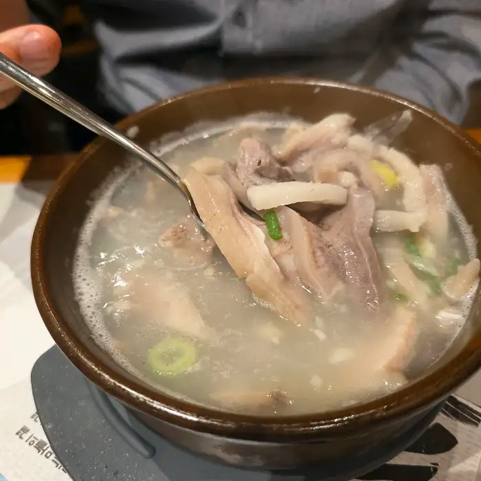 남지 종각점 순대국의 푸짐한 건더기와 깊고 뽀얀 국물