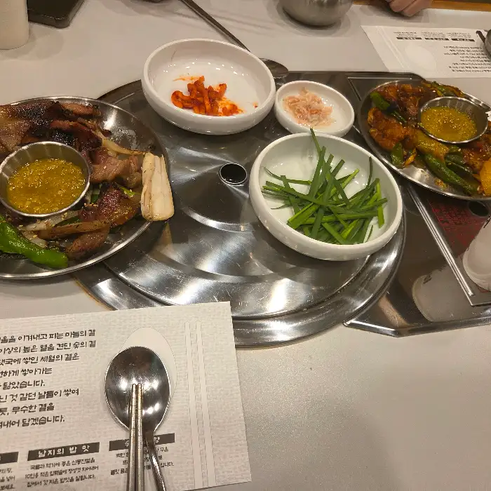 남지 종각점의 덜미살 구이와 곁들임 반찬