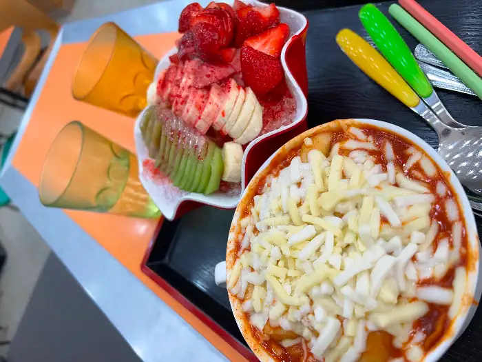 치즈가 듬뿍 올라간 떡볶이