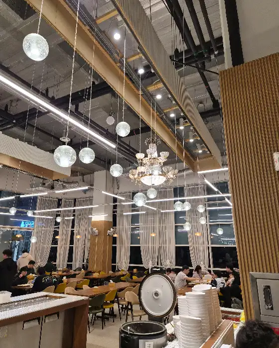 매장 내부의 밝고 현대적인 인테리어. 샹들리에 조명과 감각적인 조명들이 눈에 띈다.