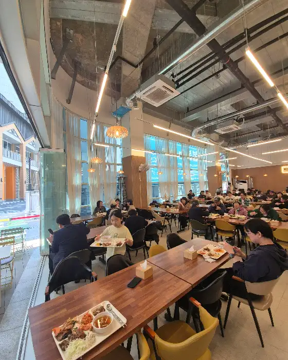 넓은 실내 공간과 많은 손님들이 식사하고 있는 모습
