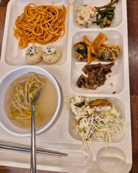 라면과 밥, 그리고 다양한 반찬들이 담긴 뷔페 접시