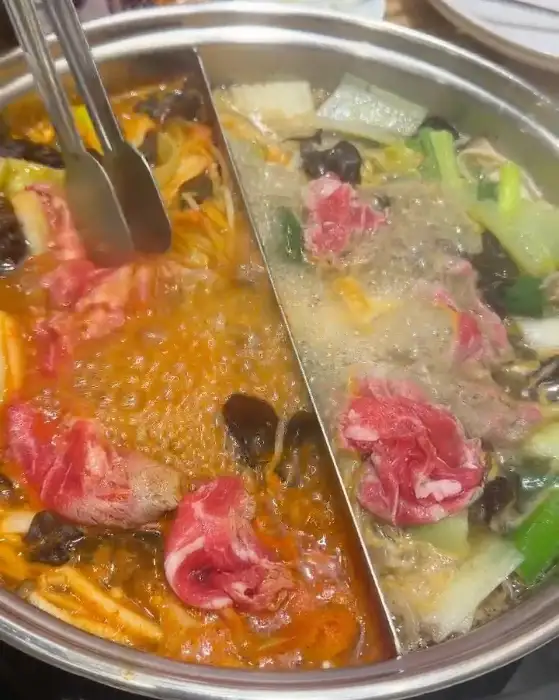 이중 육수로 끓고 있는 샤브샤브 냄비