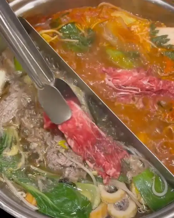 끓는 육수에 고기를 넣어 익히는 모습