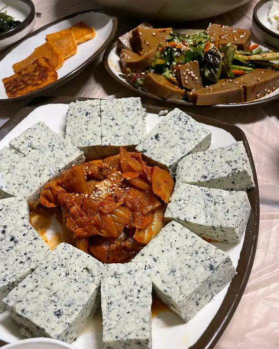 다양한 밑반찬과 검정콩 두부